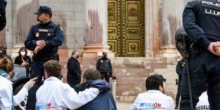 La Brigada Antiterrorista detiene a científicos ecologistas por una protesta ante el Congreso