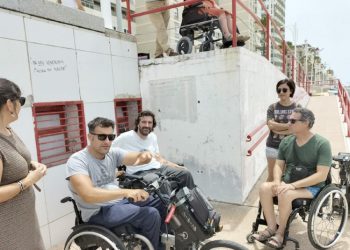 El espacio en la playa para personas con movilidad reducida se traslada de la zona del IES Drago al módulo 2