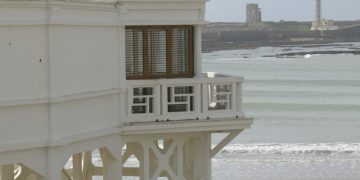 Operación limpieza en los bajos del balneario de La Caleta de cara al inicio de la temporada alta de playas